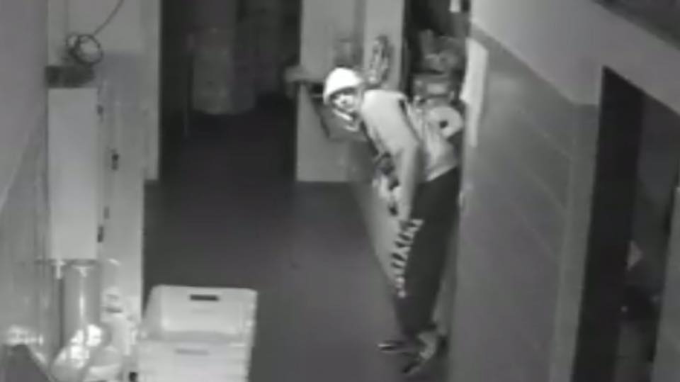 Prepoznate trenirko ali postavo neznanca?