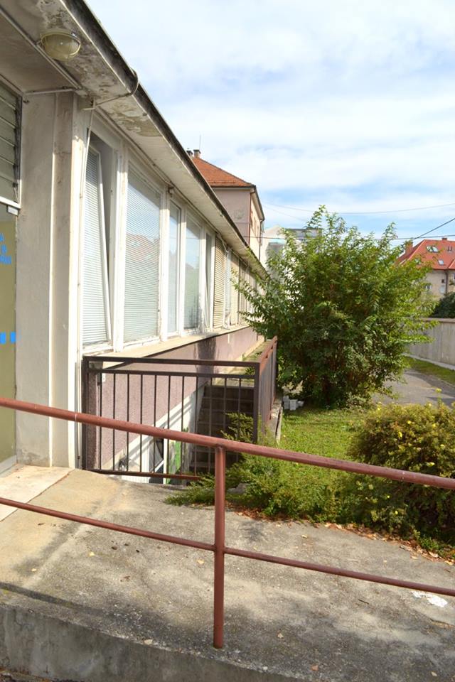 Otroški dispanzer v Mariboru, kjer je pod grmovjem ležalo mleko. Foto Ab Aeterno Marija Požlep