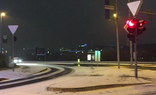 Sneg se ponekod po državi oprijema cestišča. Foto: Maribor24.si